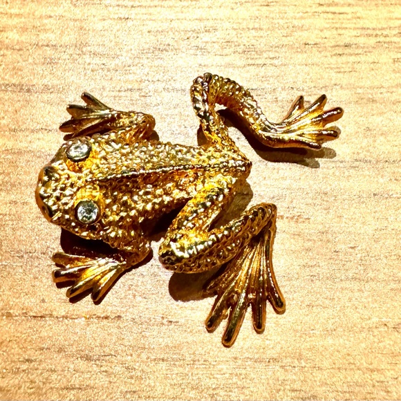 St. John Gold Frog Brooch with Naturalistic Texture and Crystal Eyes - Picture 4 of 5